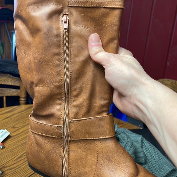 Tan, boots that come up to your calf. - Picture 7 of 7
